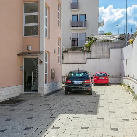 Appartement With Parking Space Seget Donji, - 21374