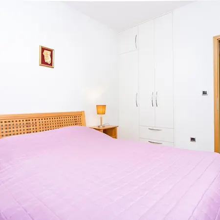 Apartman With Parking Space Seget Donji, - 21374 *