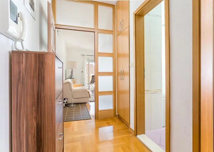 Διαμέρισμα With Parking Space Seget Donji, - 21374